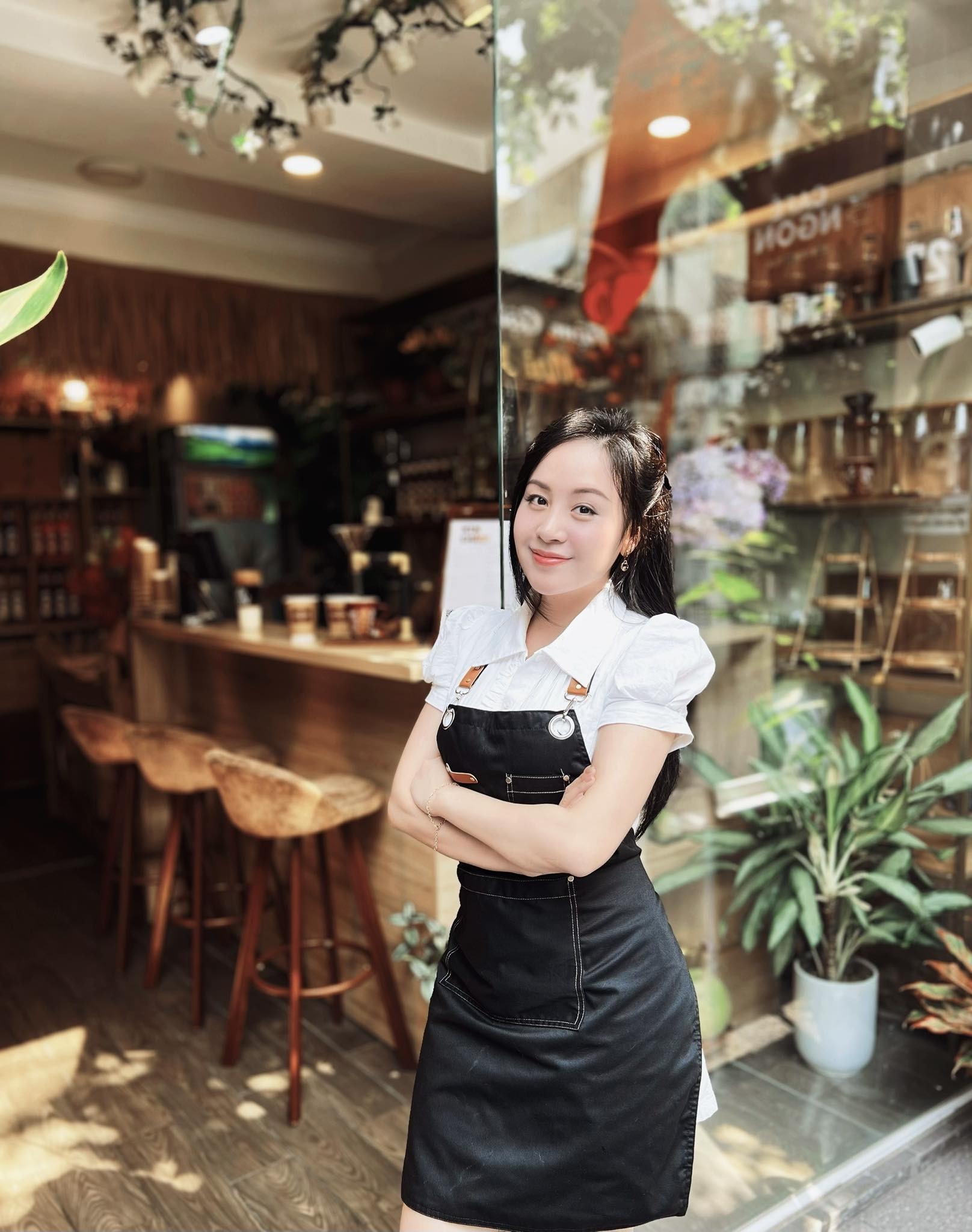 Bà Tưng hiện tại giản dị, kín đáo, ổn định với công việc bán cà phê.