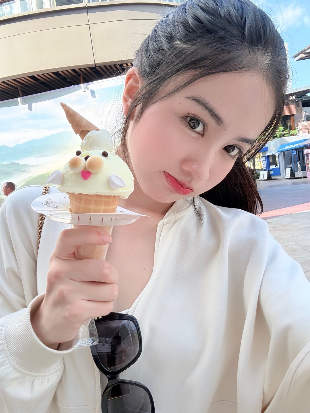 Cô nàng yêu thích du lịch và thường xuyên vi vu khắp thế giới