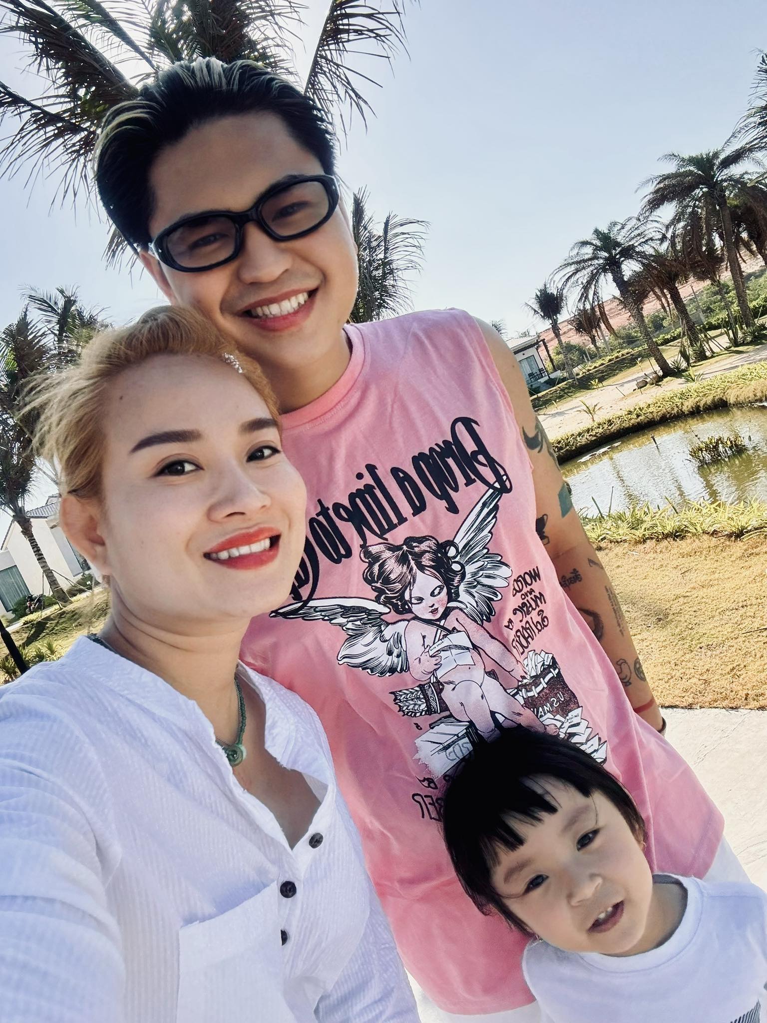 Gia đình hạnh phúc của nam ca sĩ.