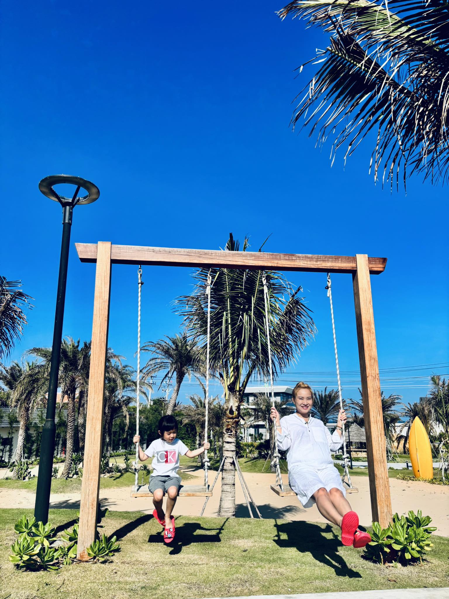 Vợ Duy Phước ăn mặc giản dị, không hào nhoáng bên con gái.