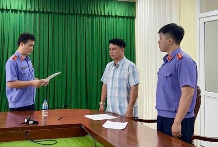 Cơ quan điều tra VKSND tối cao tống đạt quyết định tố tụng đối với bị can Lê Quốc Việt. Ảnh: Báo NLĐ