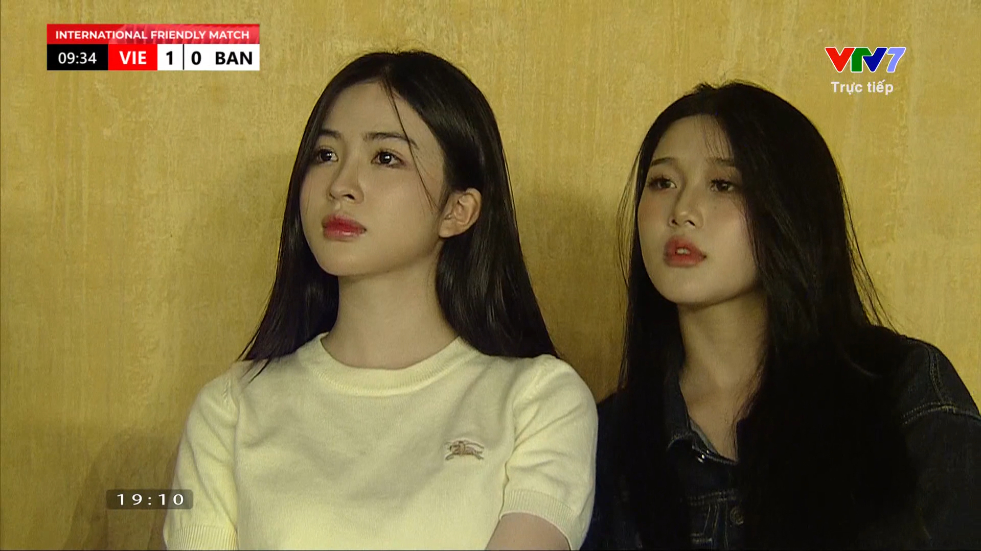 hai cô gái với nhan sắc nổi bật đã nhanh chóng “chiếm sóng”, khiến cộng đồng mạng truy tìm danh tính