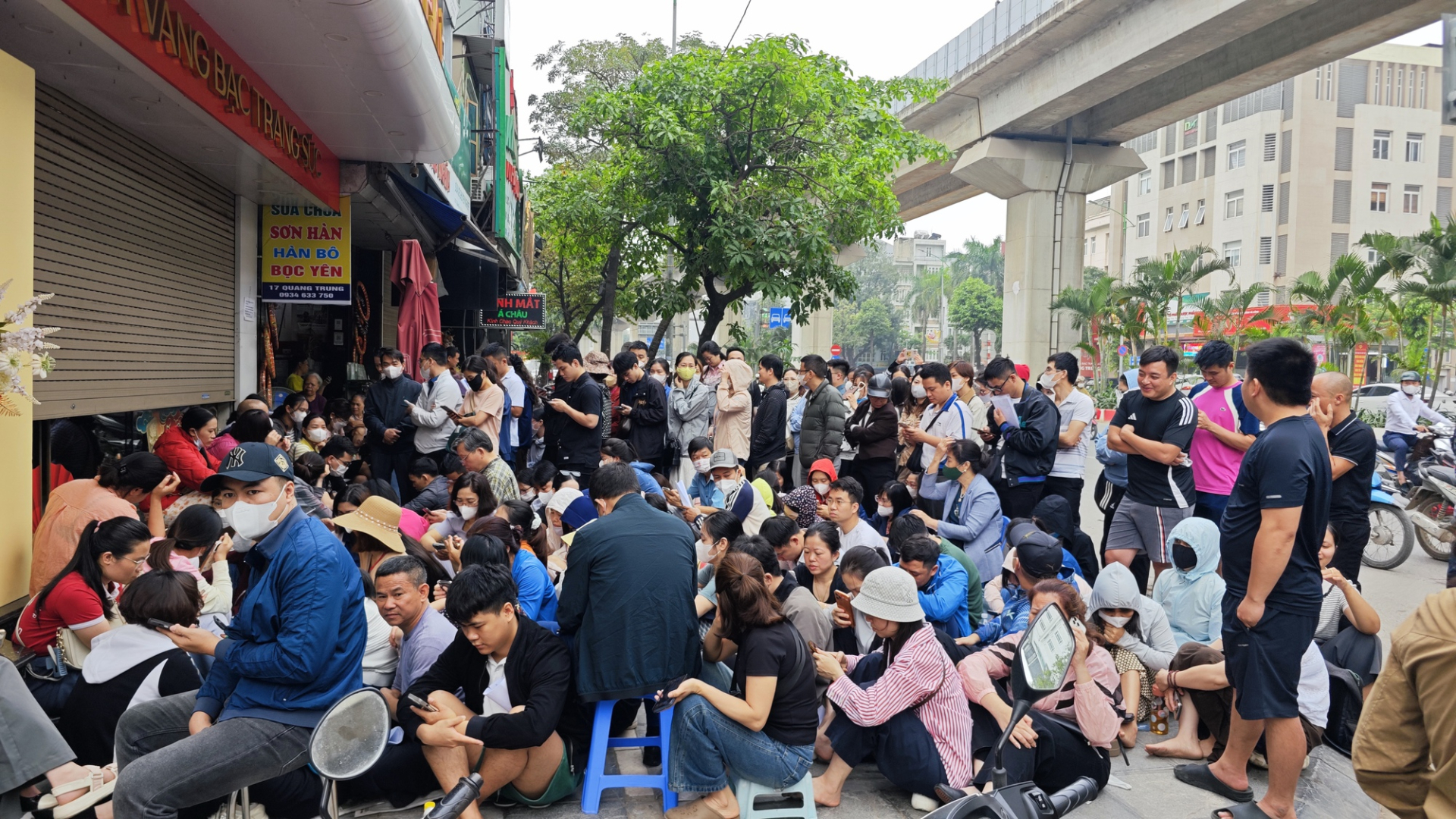 Hàng trăm người dân xếp hàng chờ đợi trước cửa hàng Bảo Tín Mạnh Hải cơ sở Hà Đông chờ giao dịch vào ngày 26/3. (Ảnh: NXH)