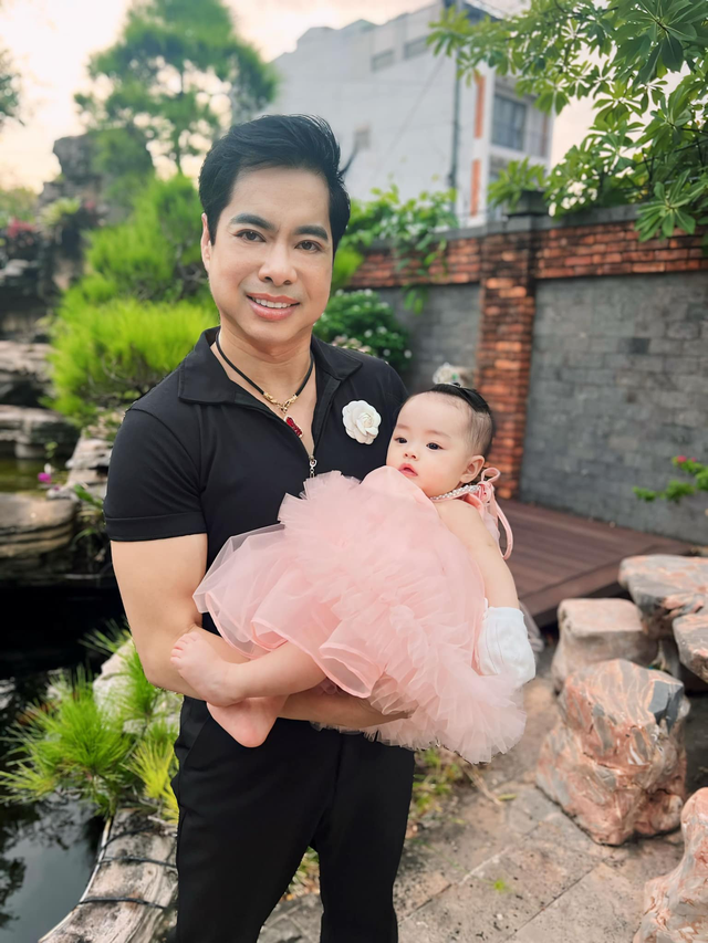 Ngọc Sơn khoe ảnh bế một cô bé xinh xắn mà ông gọi là con gái vào năm 2024