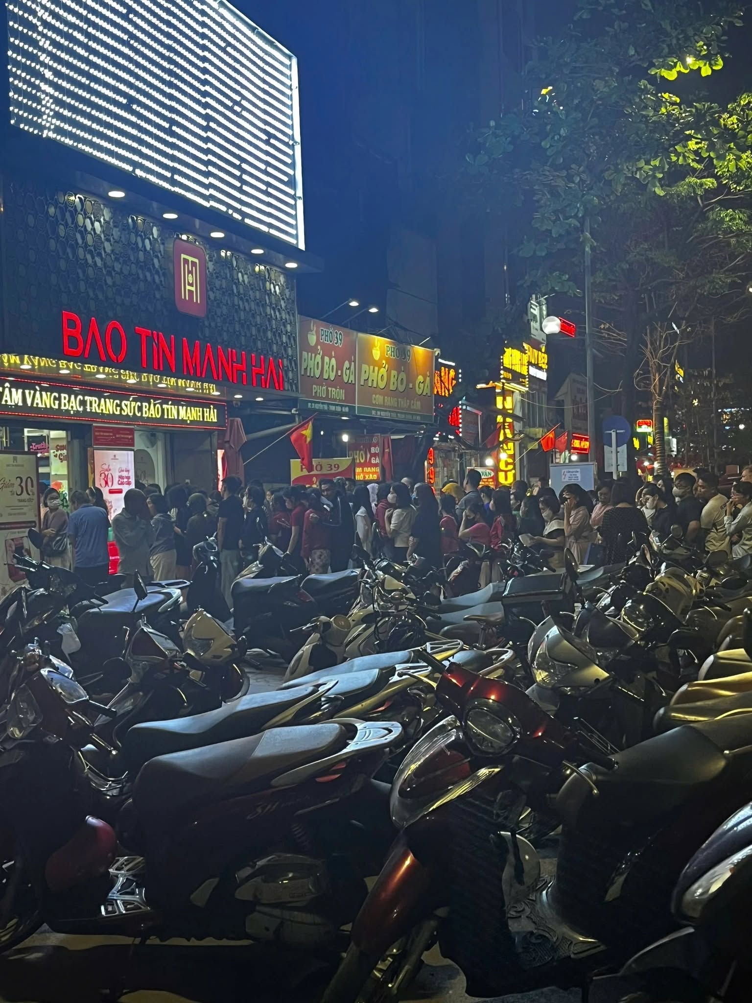 Trước đó vào ngày 25/3, nhiều người nhận được tin nhắn nhận vàng sớm cũng đã lập tức đi lấy hàng. (Ảnh: VietnamFinance)