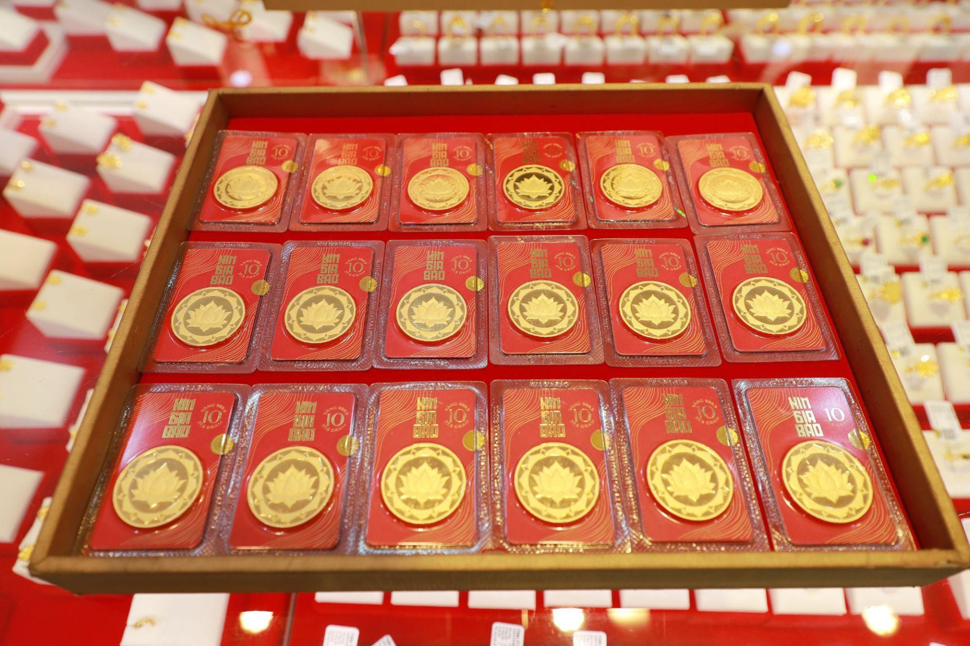 Đại diện Bảo Tín Mạnh Hải cho hay, việc một số khách hàng được gọi nhận vàng sớm hơn so với giấy hẹn không phải là diễn biến bất thường. 