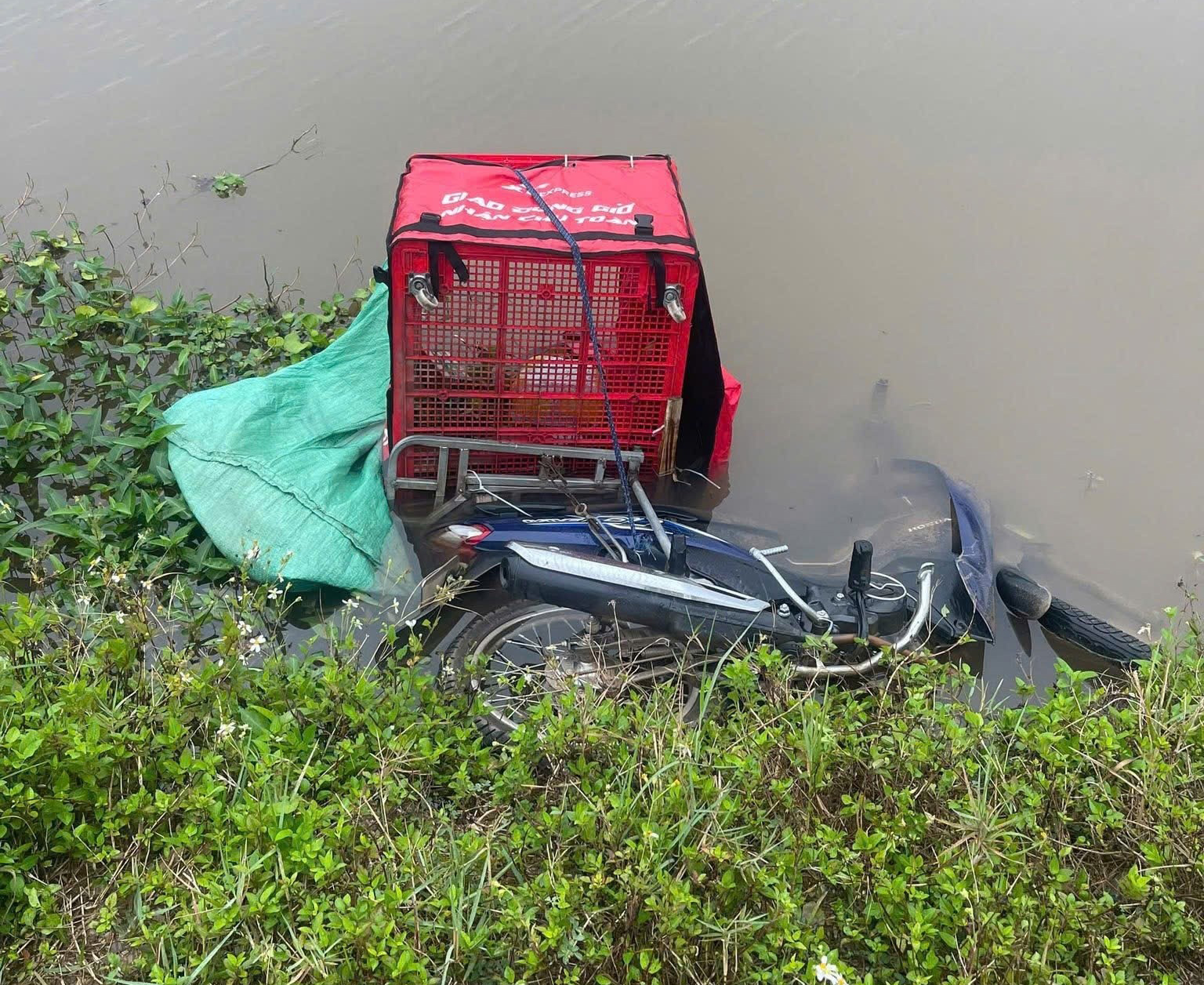 Hiện trường nơi phát hiện thi thể nạn nhân cùng xe máy. (Ảnh: Beat Yên Khánh)