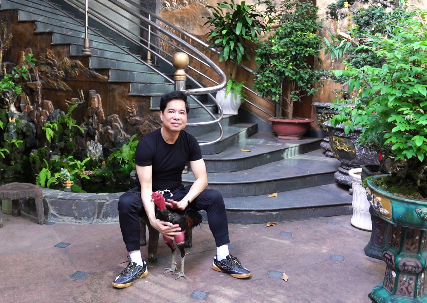 Ngọc Sơn sở hữu biệt thự dát vàng có giá trị lên đến hàng trăm tỷ đồng ở TP.HCM, ông đặt tên cho cơ ngơi này là