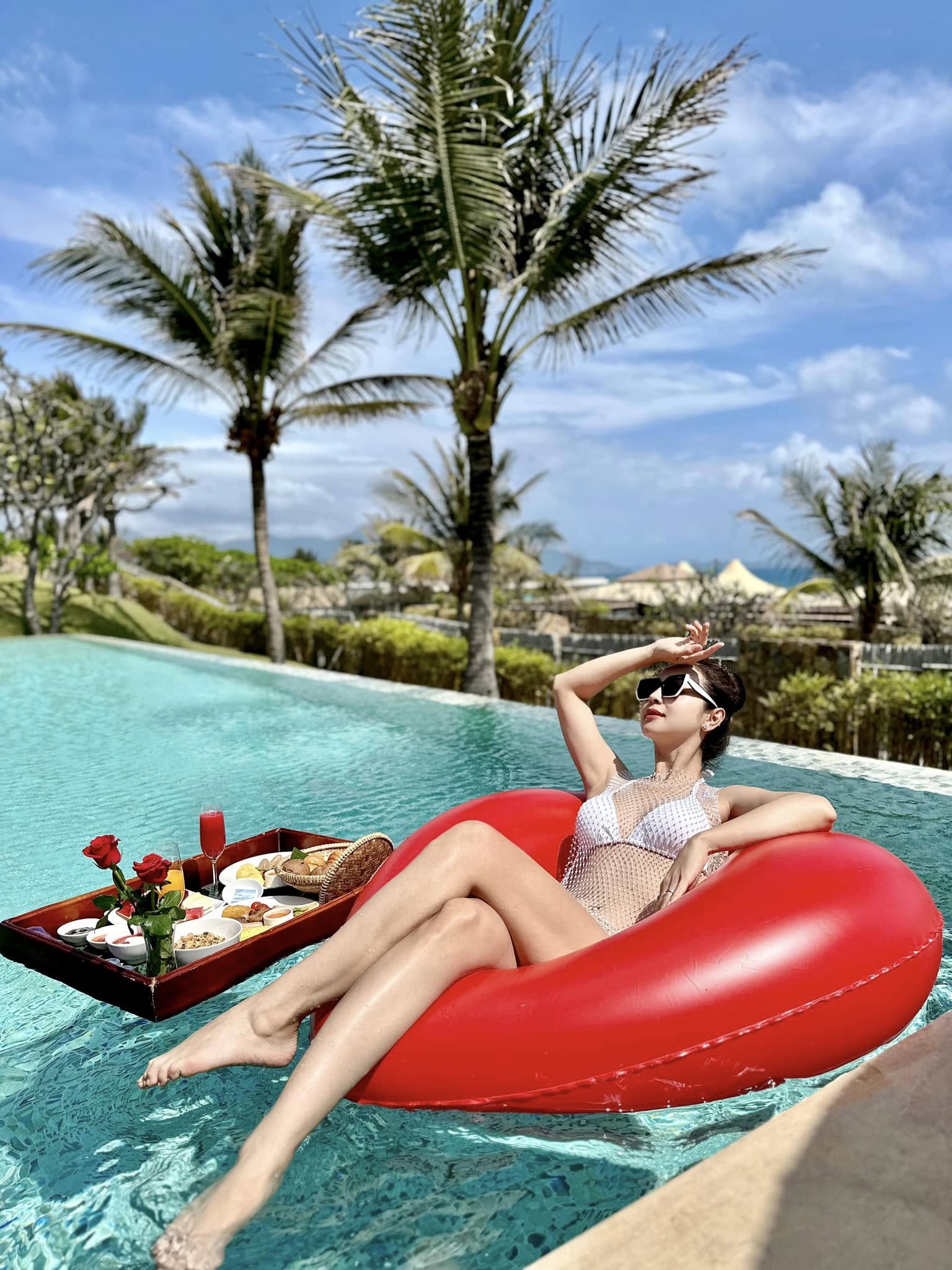 Không chỉ chăm sóc gia đình, Jennifer còn phát triển sự nghiệp kinh doanh riêng trong lĩnh vực làm đẹp. Cô nhận được sự ủng hộ lớn từ chồng và gia đình chồng, giúp cân bằng giữa công việc và cuộc sống.