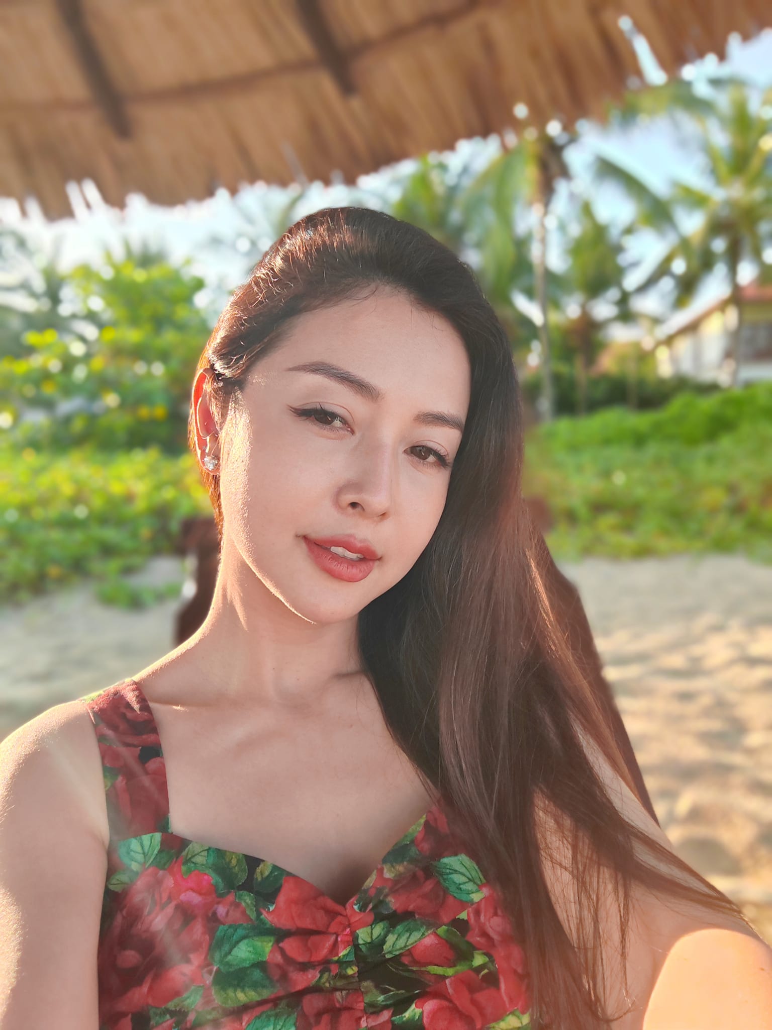 Sinh năm 1985 tại TP.HCM, Jennifer Phạm tên thật là Phạm Vũ Phượng Hoàng, sang Mỹ định cư từ nhỏ. Cô bắt đầu được chú ý khi đăng quang Hoa hậu châu Á tại Mỹ năm 2006, mở ra con đường nghệ thuật rộng mở.