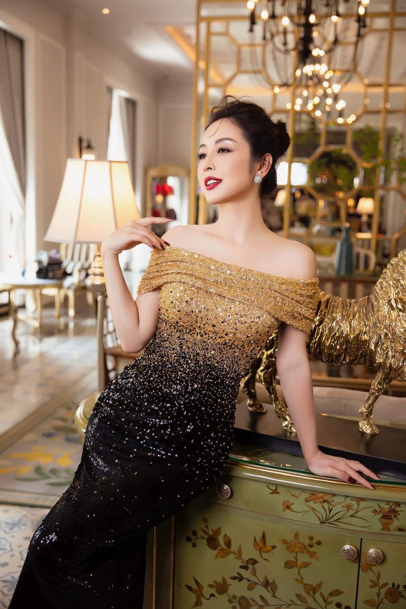 Jennifer Phạm từ lâu đã được xem là một trong những mỹ nhân sở hữu nhan sắc nổi bật của làng giải trí Việt. Không chỉ ghi dấu với vẻ đẹp ngọt ngào, cô còn gây ấn tượng bởi cuộc sống hôn nhân viên mãn.