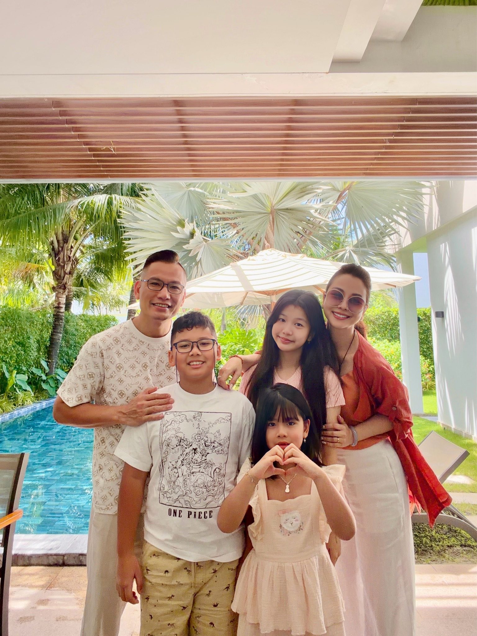 Jennifer Phạm hiện có tổng cộng 4 người con, gồm một con riêng và ba con với chồng hiện tại. Điều đáng chú ý là các con chung - riêng sống hòa thuận, gắn bó trong một gia đình đầy yêu thương.