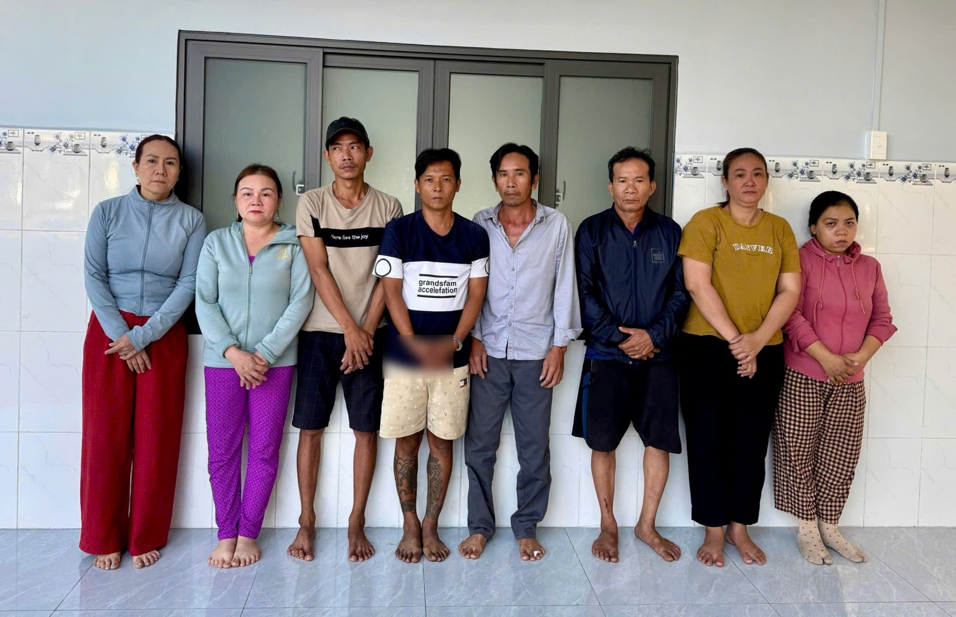 Các đối tượng bị tạm giữ hình sự về hành vi đánh bạc (Ảnh: Công an Đồng Nai).