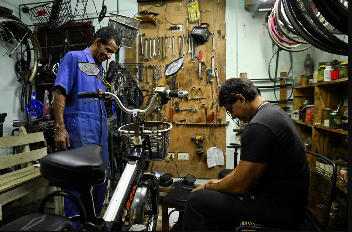 Nhìn từ bên ngoài, việc quay lại sử dụng xe đạp có thể được xem như một bước lùi. Nhưng trong bối cảnh cụ thể tại Cuba, đó lại là giải pháp giúp duy trì cuộc sống. (Ảnh: DW)