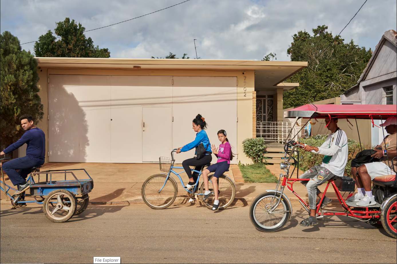 Không còn tiếng động cơ ồn ào, thay vào đó là hình ảnh người dân Cuba lặng lẽ đạp xe qua từng con phố. (Ảnh: El Pais)