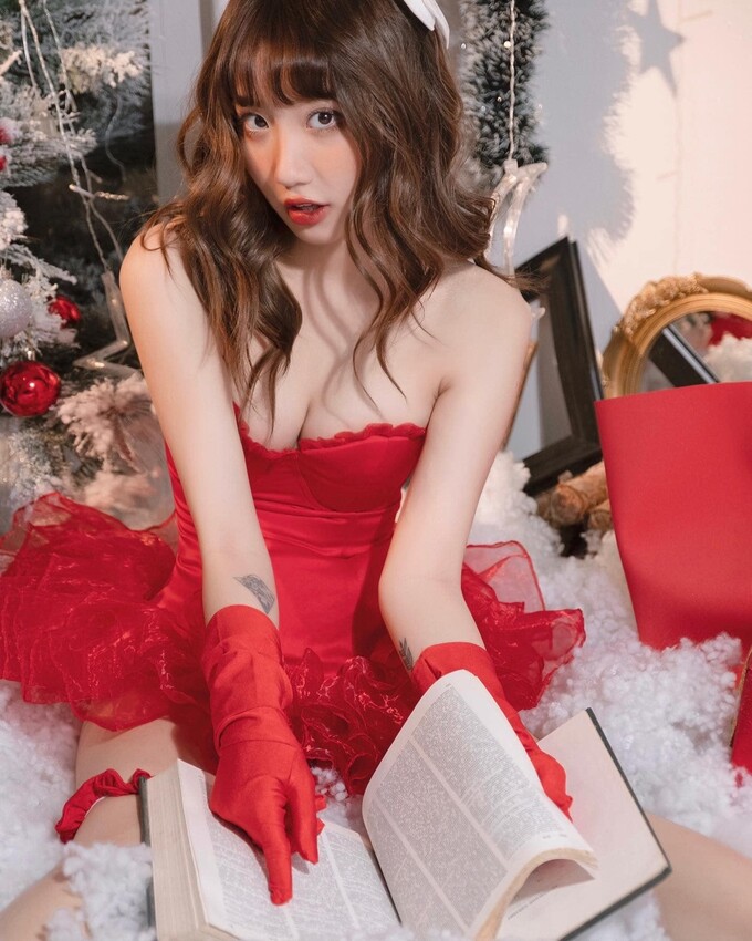 Mái tóc dài suôn mượt hoặc uốn xoăn nhẹ giúp gương mặt cô thêm phần dịu dàng, nữ tính