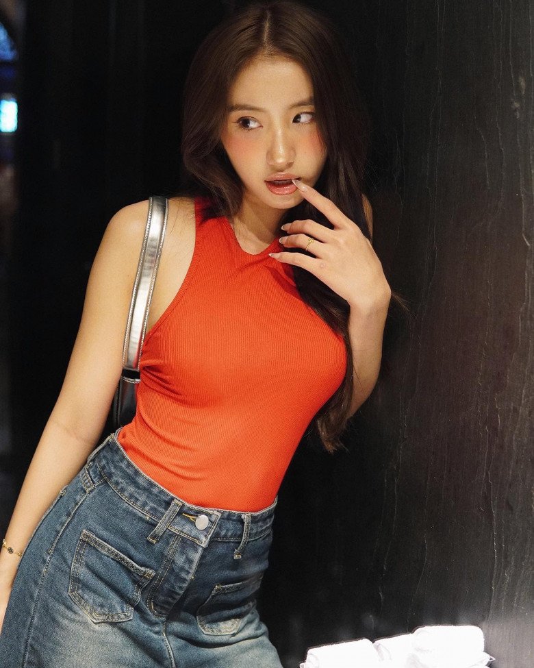 Hình ảnh vừa gợi cảm vừa thanh thuần là điểm cộng lớn của Huyền 2k4 trước đây