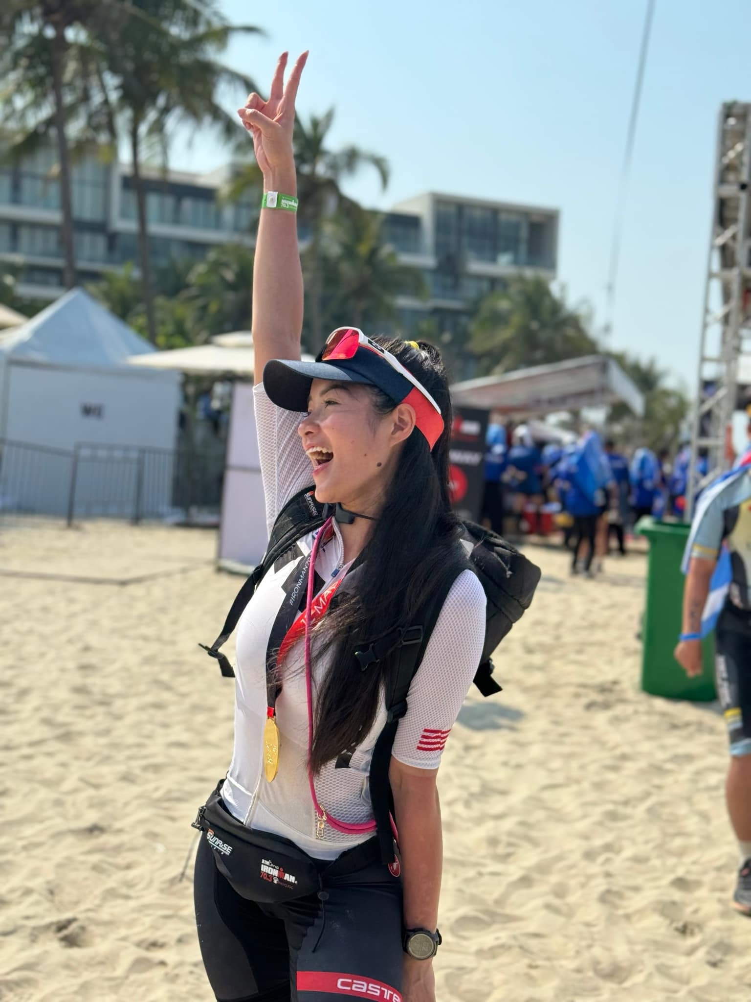 Cô duy trì chế độ tập luyện đều đặn với gym, yoga, bơi, chạy bộ,…