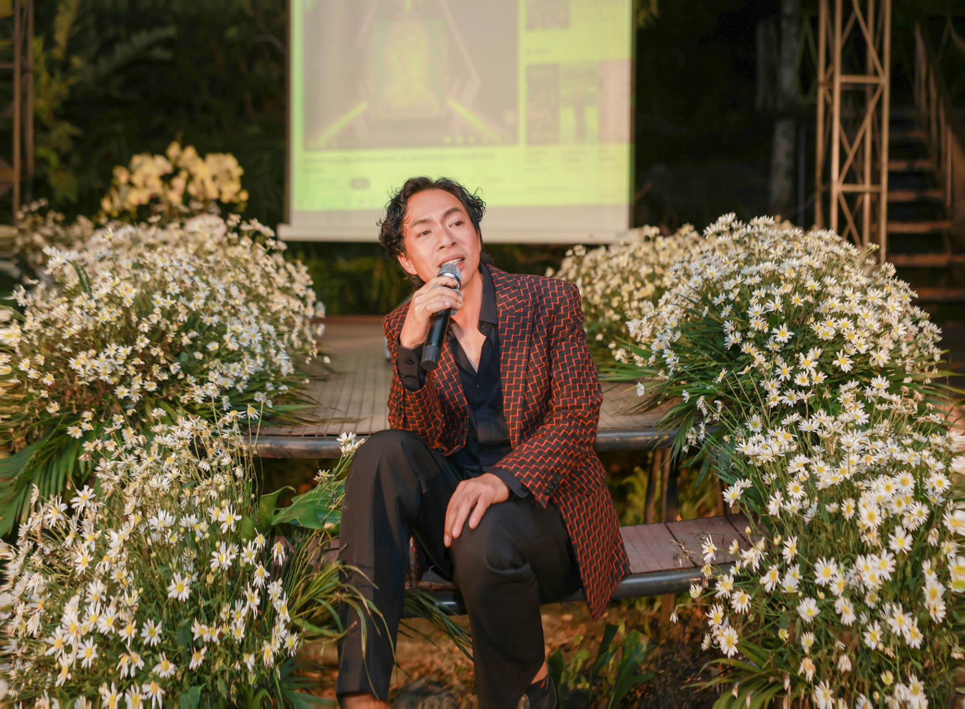 Ngoại hình lãng tử hiện tại của Việt Hoàn.