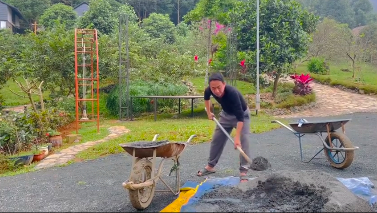 Việt Hoàn sống trên đồi, tự tay trùng tu một số công trình, trồng cây.