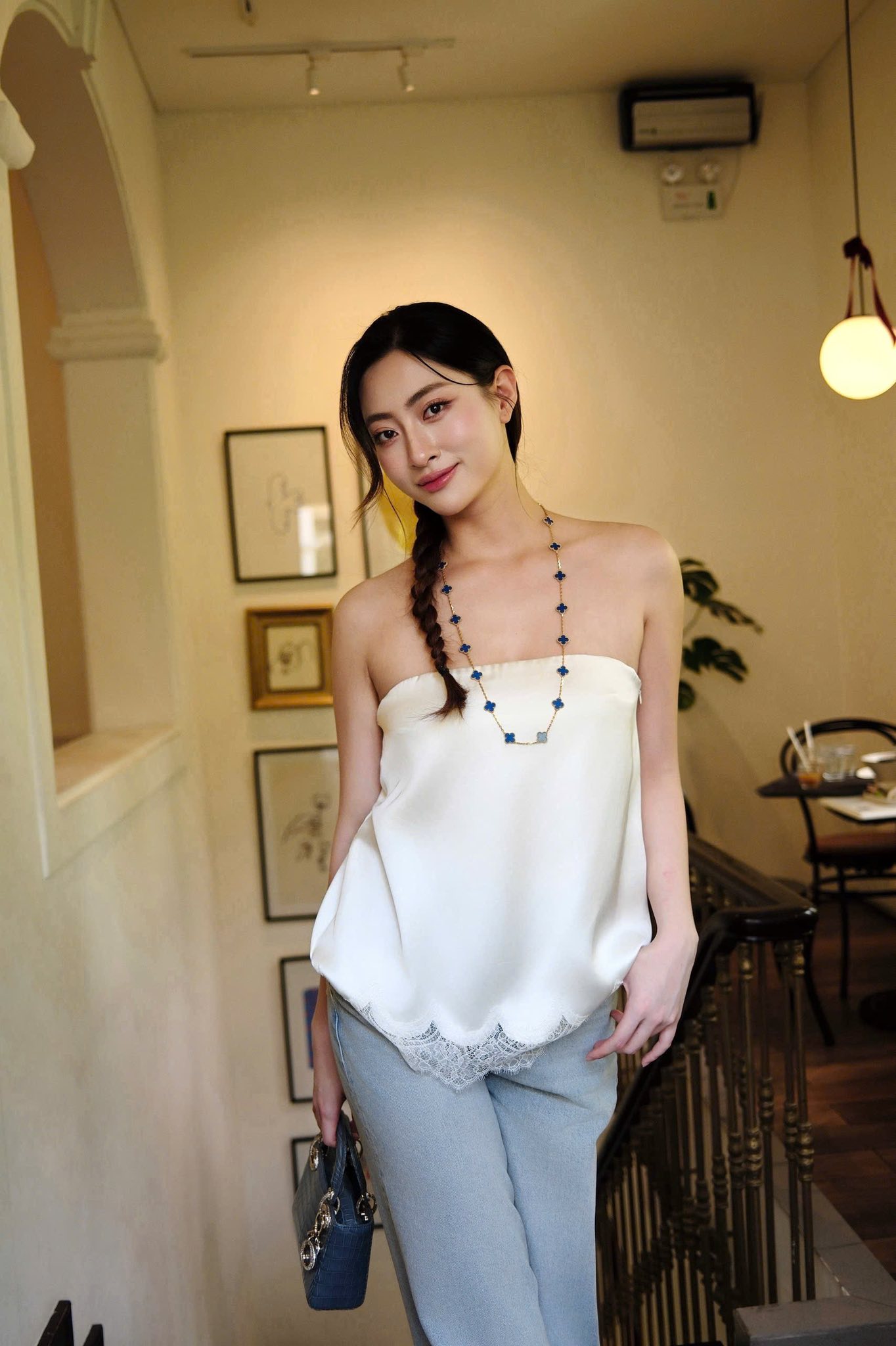 Ngoài nhan sắc, Lương Thùy Linh còn ghi điểm bởi học vấn xuất sắc và những hoạt động cộng đồng ý nghĩa