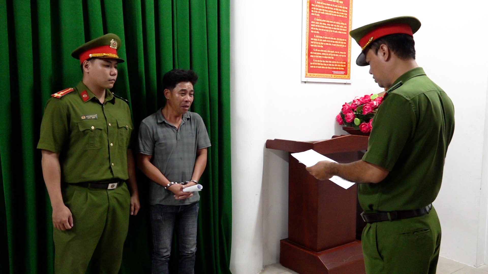 Tống đạt các Quyết định khởi tố vụ án, khởi tố bị can và thi hành lệnh bắt bị can để tạm giam đối với đối tượng Nguyễn Ngọc Thắng (Ảnh: Bộ Công an).