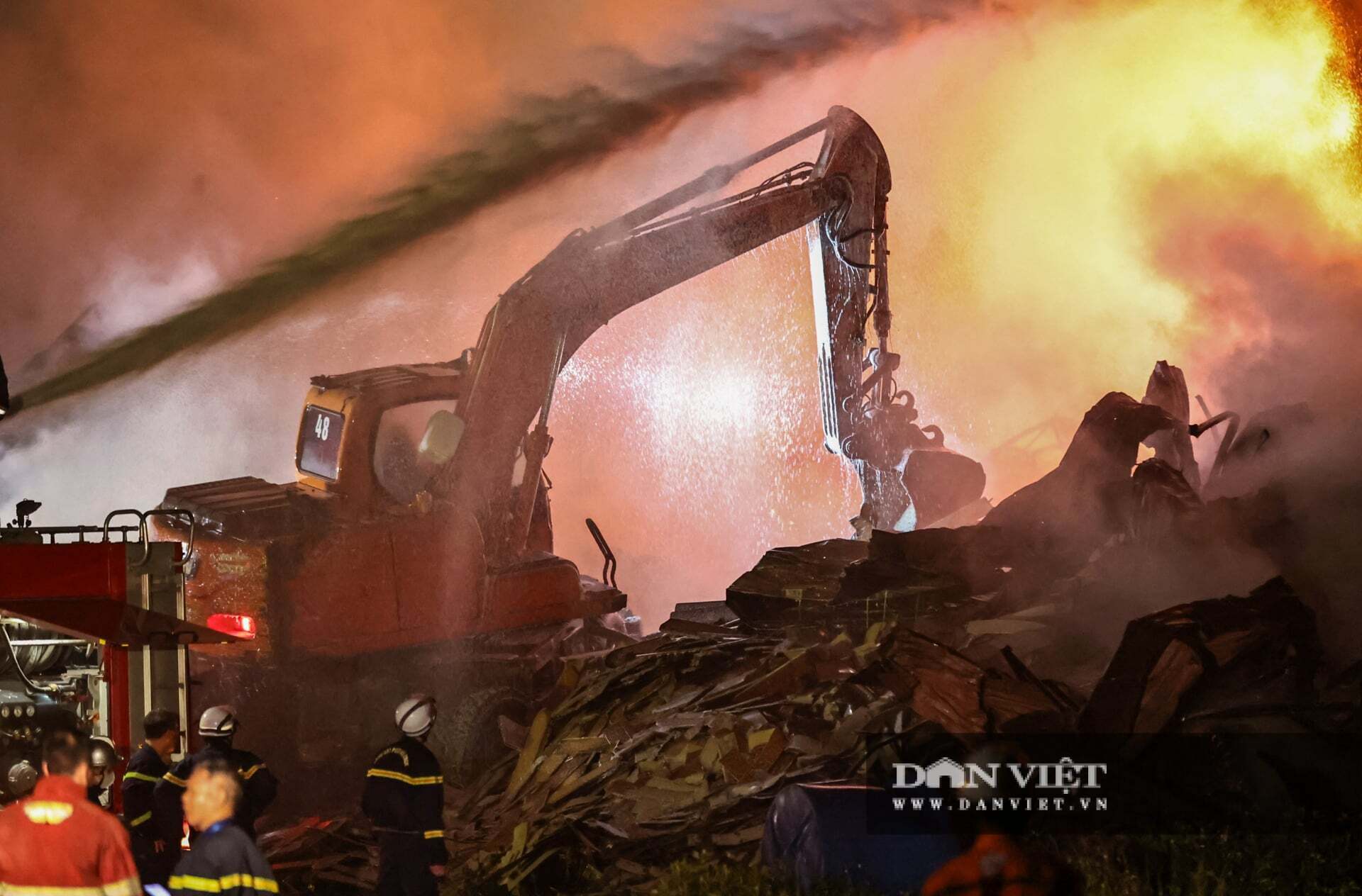 Lúc 3 giờ sáng, đám cháy vẫn bốc lên dữ dội, lực lượng chức năng tích cực dập lửa. (Ảnh: Dân Việt)