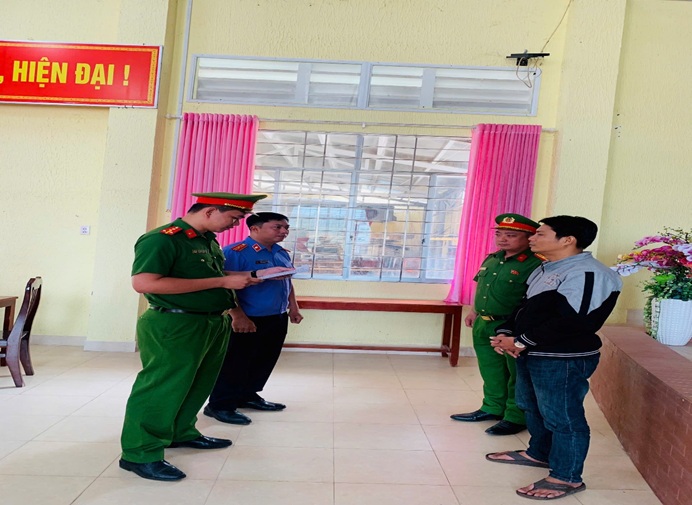 Lực lượng chức năng tống đạt Quyết định khởi tố bị can và thi hành lệnh bắt tạm giam bị can (Ảnh: Công an Đồng Tháp).