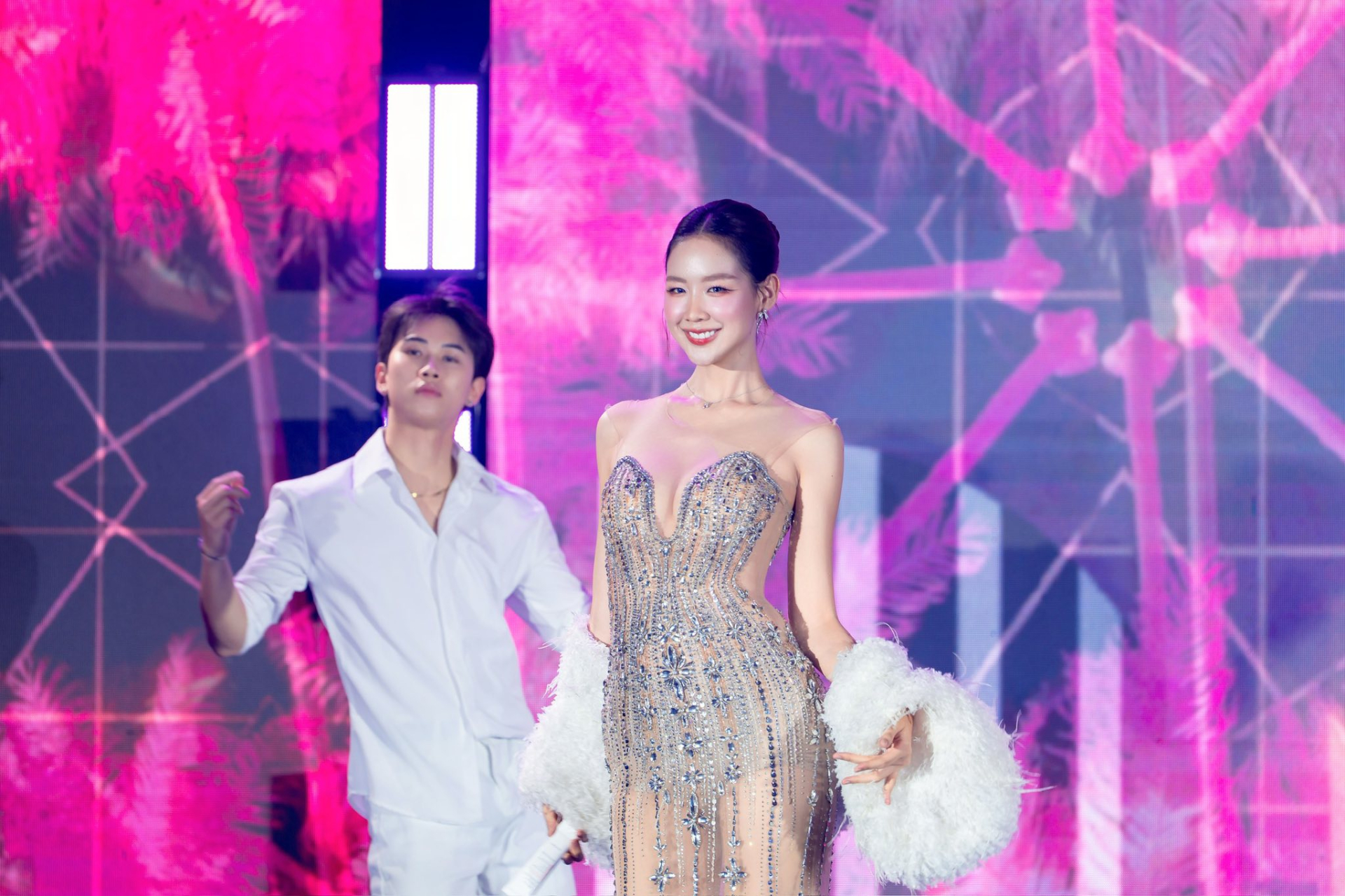 Hoa hậu Bảo Ngọc phô diễn đường cong “cực gắt”