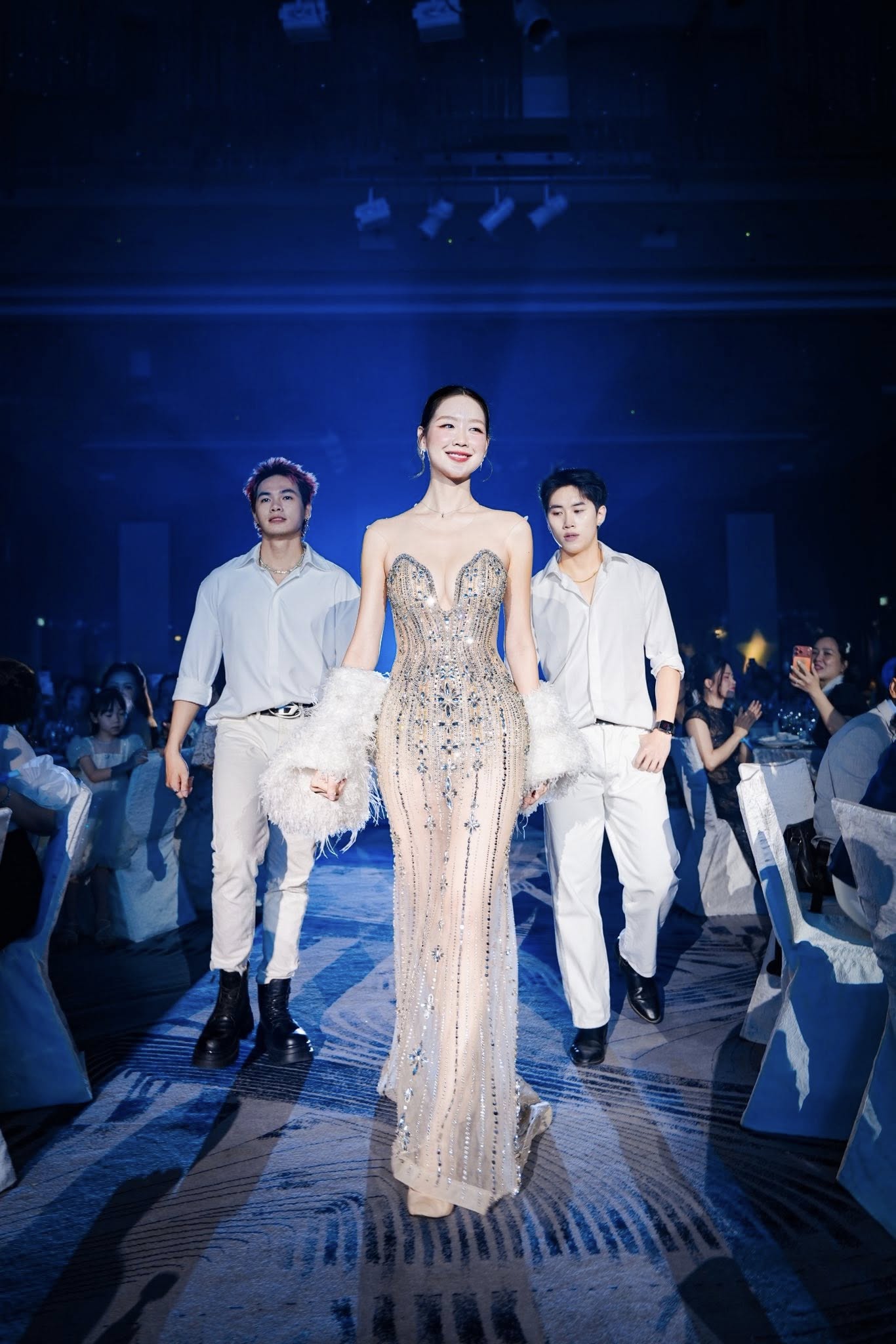 Hoa hậu Bảo Ngọc phô diễn đường cong “cực gắt”