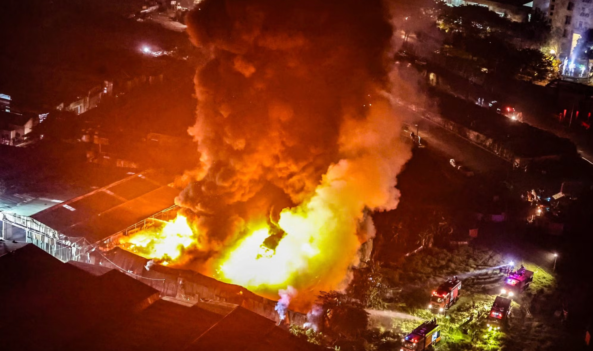 Hiện trường đám cháy nhìn từ trên cao. (Ảnh: An ninh Thủ đô)