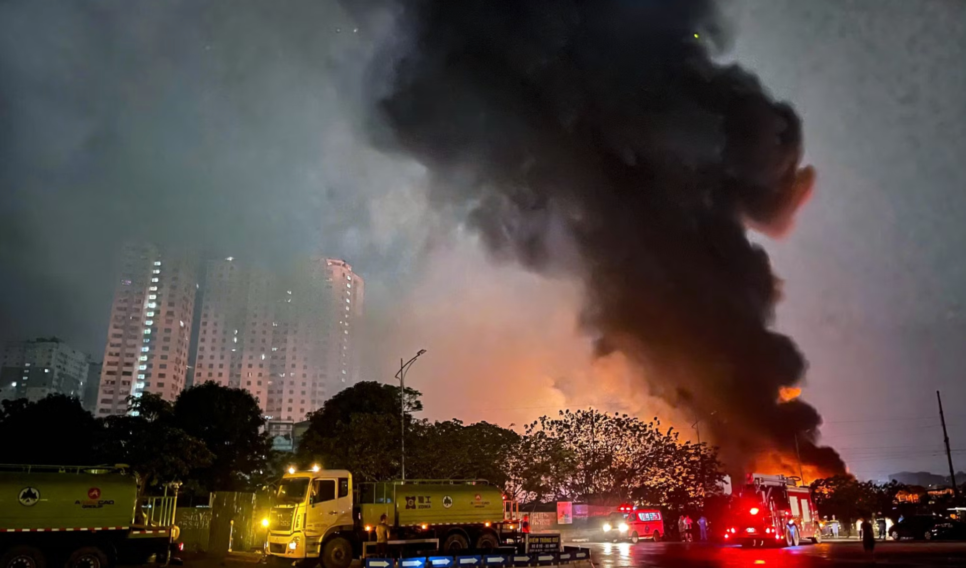 Những cột khói đen sì bốc cao nghi ngút. (Ảnh: An ninh Thủ Đô)