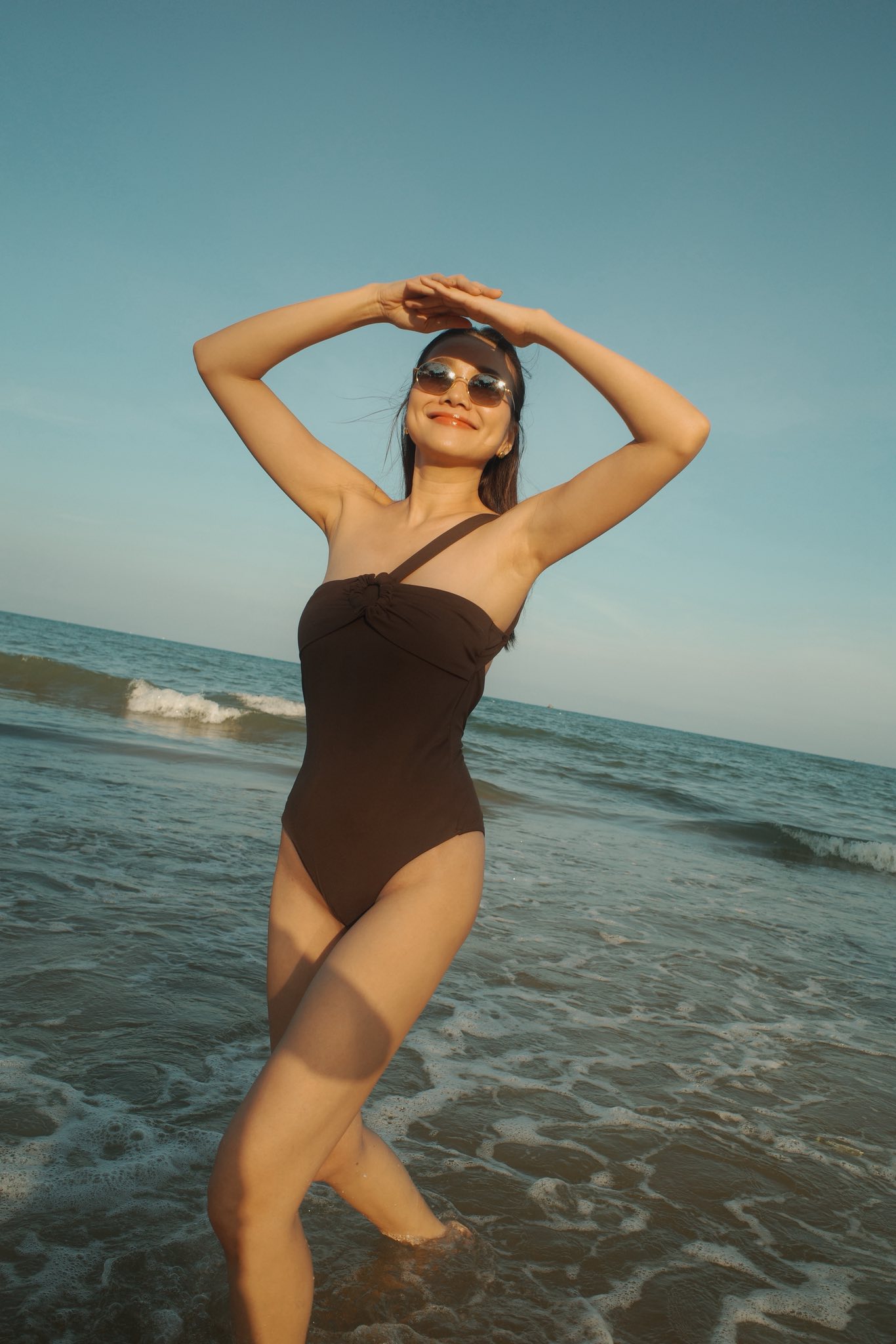 Thanh Hằng siêu cuốn hút, gợi cảm không thể rời mắt