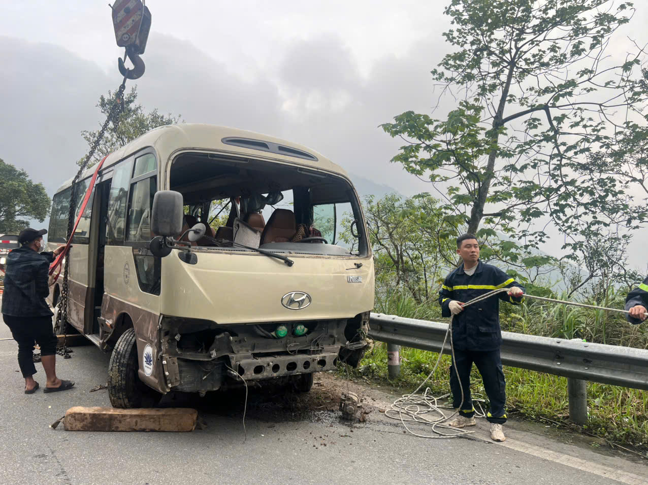 Chiếc xe tai nạn được kéo lên khỏi vực