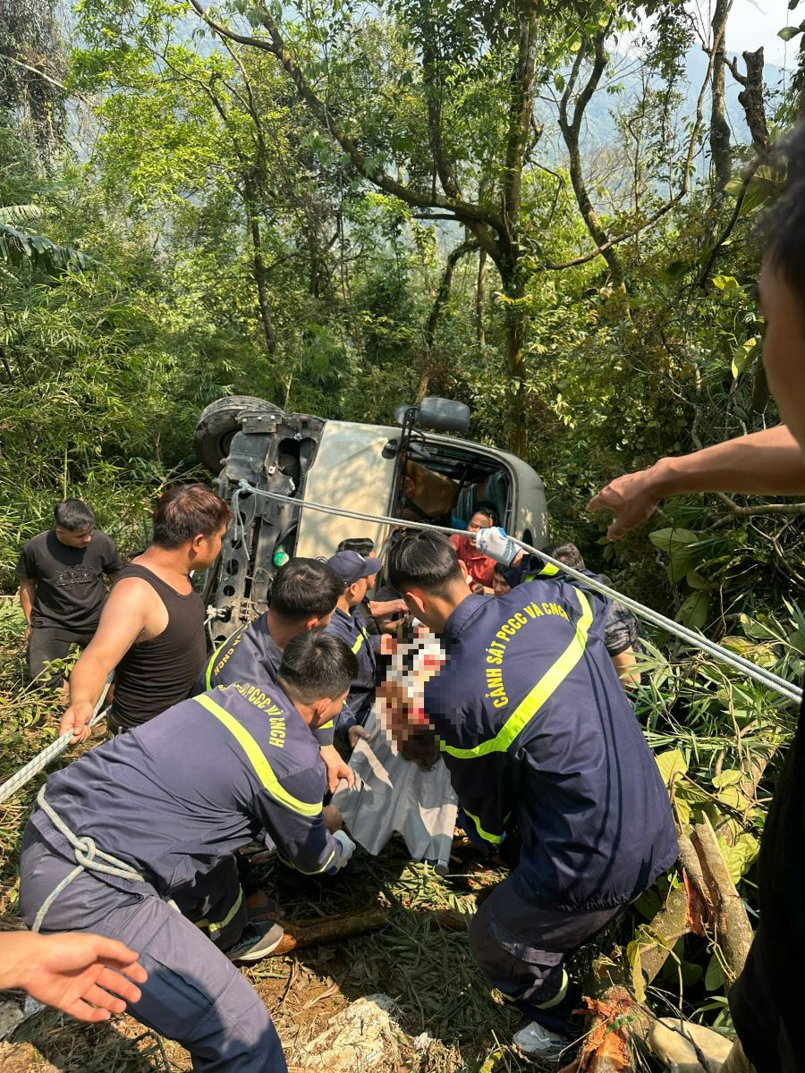 Lực lượng chức năng phối hợp người dân đưa các nạn nhân ra khỏi xe (Ảnh: Công an Phú Thọ).