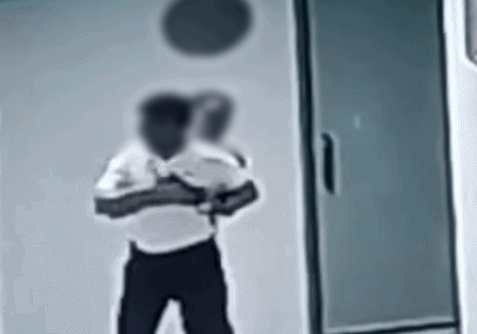 Dù được can ngăn, người đàn ông vẫn nhiều lần định quay lại căn hộ. (Cắt từ clip)