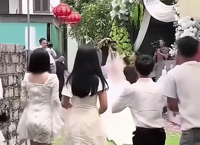 2 nam thanh niên xô ngã cô gái để tranh bắt hoa cưới. 