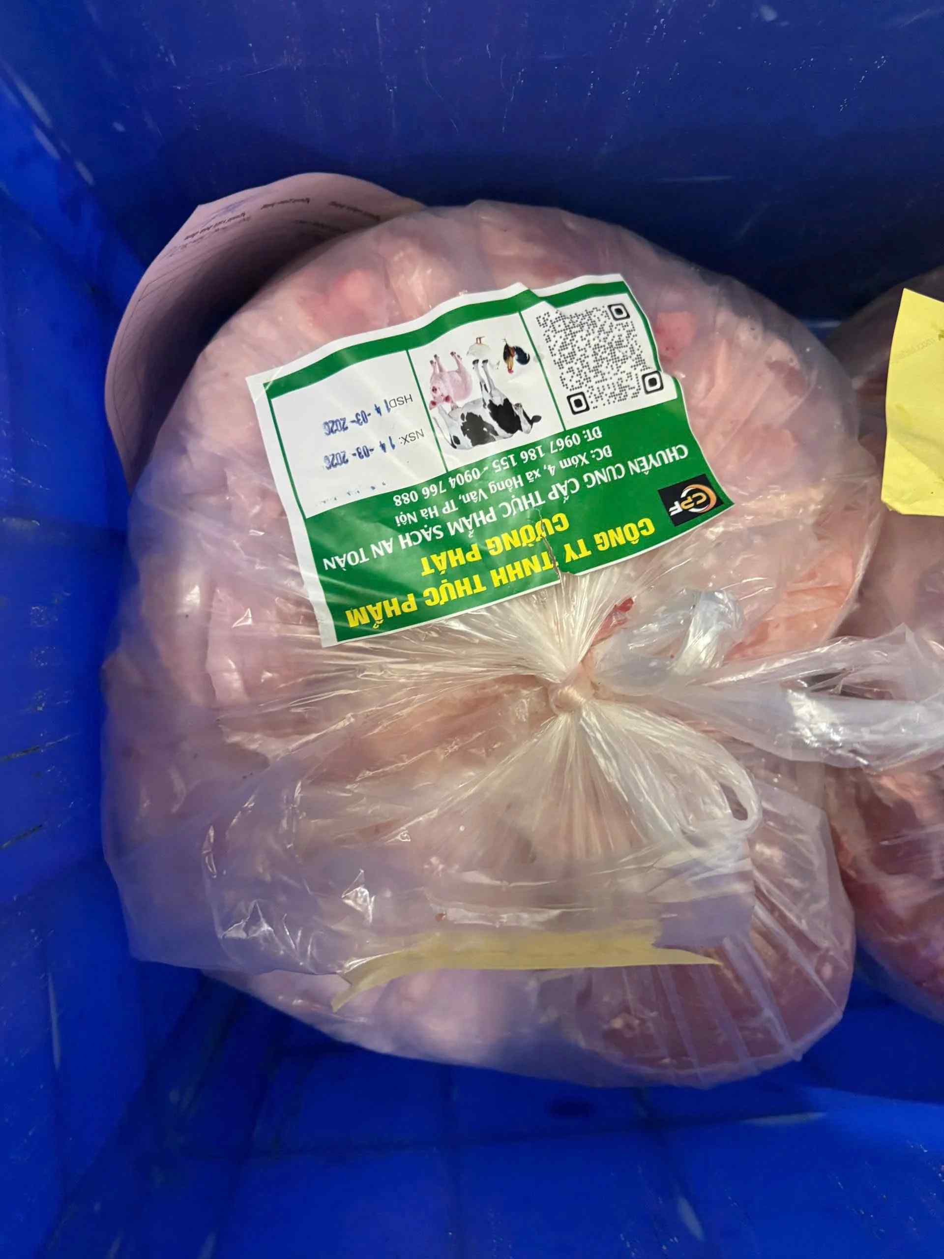 Thực phẩm Công ty Cường Phát cung cấp vào trường Tiểu học Chu Văn An - Ảnh: Dân Việt