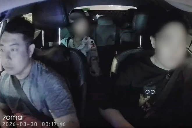 Anh Hoà cùng 2 vị khách trong chuyến đi từ Thanh Hoá đến Hải Phòng. (Ảnh: Cắt từ clip)