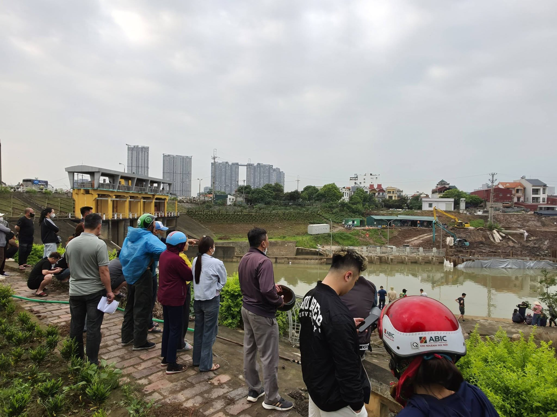 Hiện trường trong đêm tìm kiếm 3 mẹ con nghi nhảy sông Hồng ở Hưng Yên