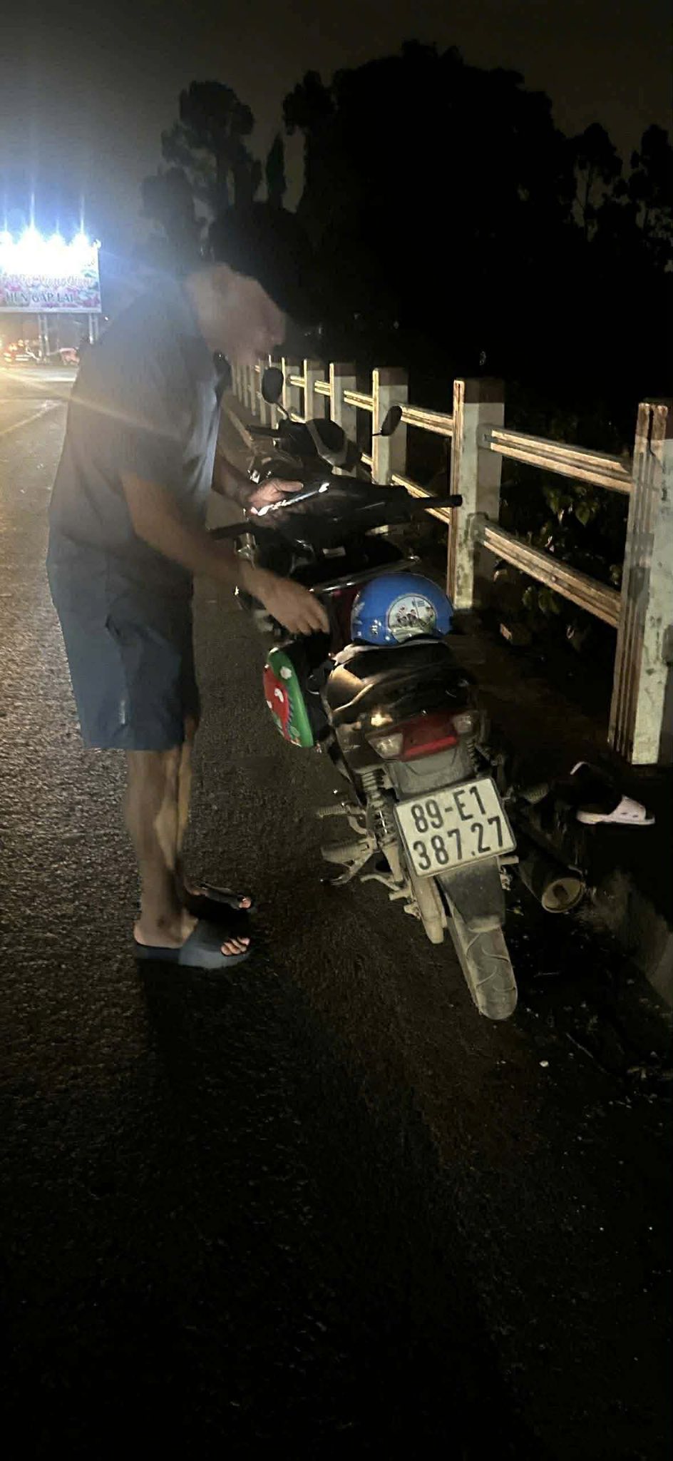 Tính đến khoảng 7h30 sáng 1/4, lực lượng chức năng cùng đội cứu hộ vẫn duy trì việc tìm kiếm bằng xuồng dọc khu vực cống Xuân Quan và tuyến sông Hồng. Song song với đó, cơ quan công an cũng trích xuất camera xung quanh hiện trường để làm rõ quá trình di chuyển, thời điểm xuất hiện và các dấu vết liên quan.