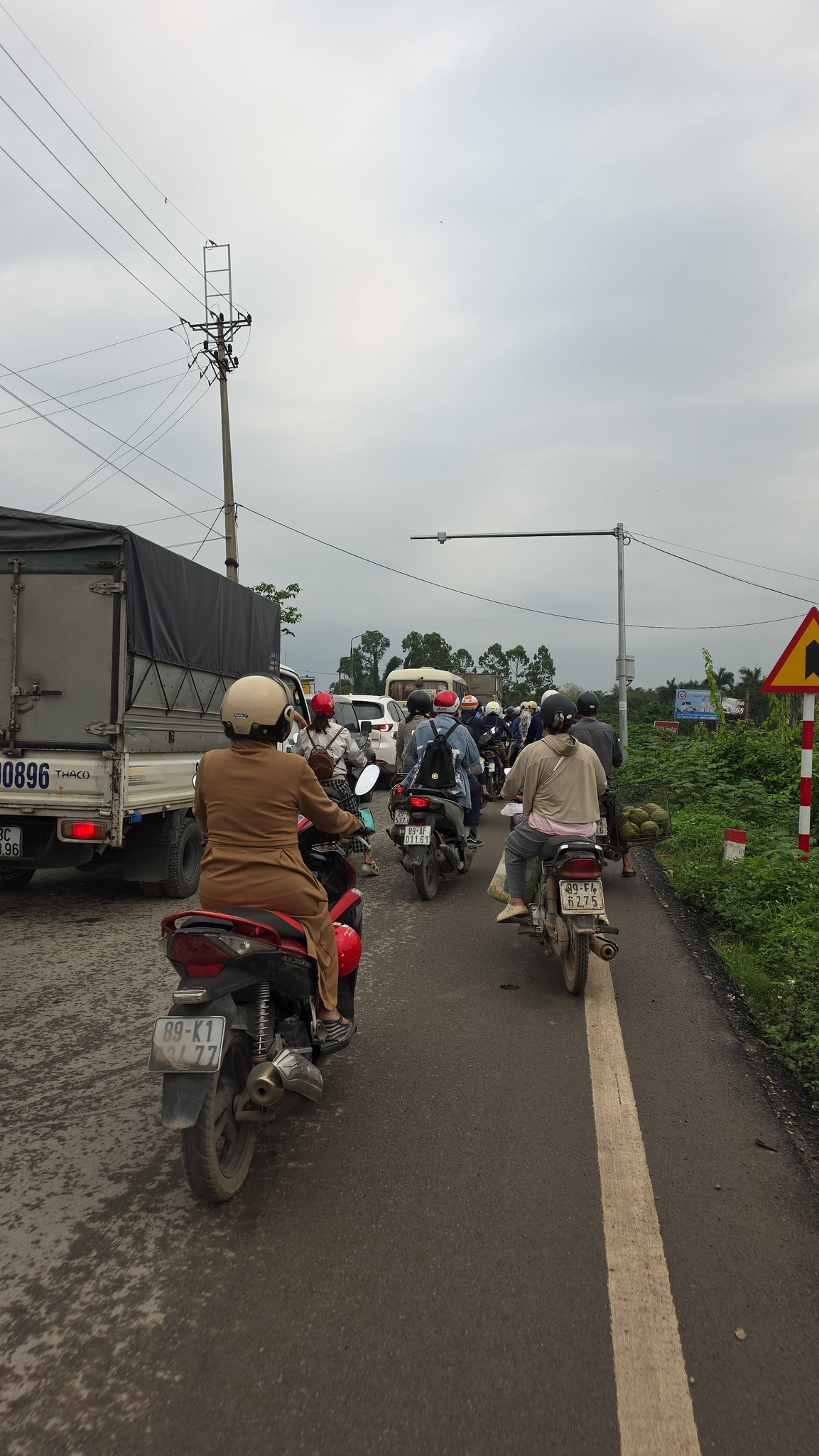 Tại hiện trường, công an phải tổ chức phân luồng giao thông do có đông người dân tập trung theo dõi diễn biến vụ việc.