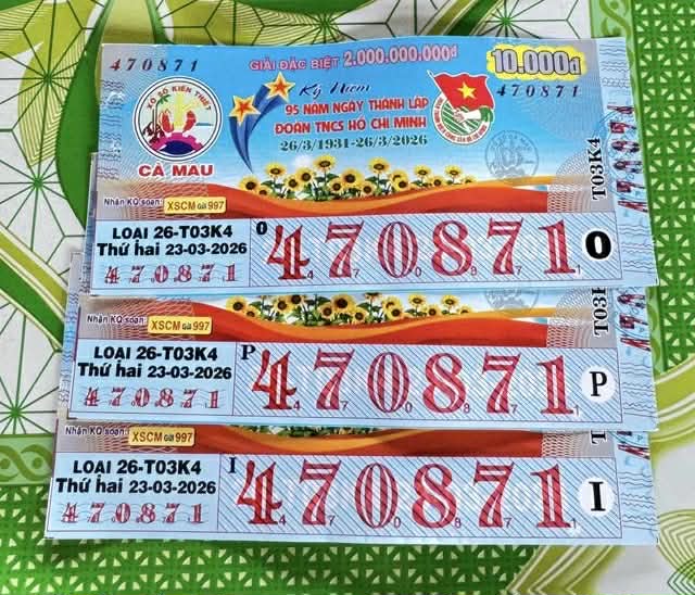 Người đàn ông giữ lại 3 tờ vé số trúng độc đắc, không đi đổi sớm vì sợ mọi người biết. (Ảnh: Người Lao Động)