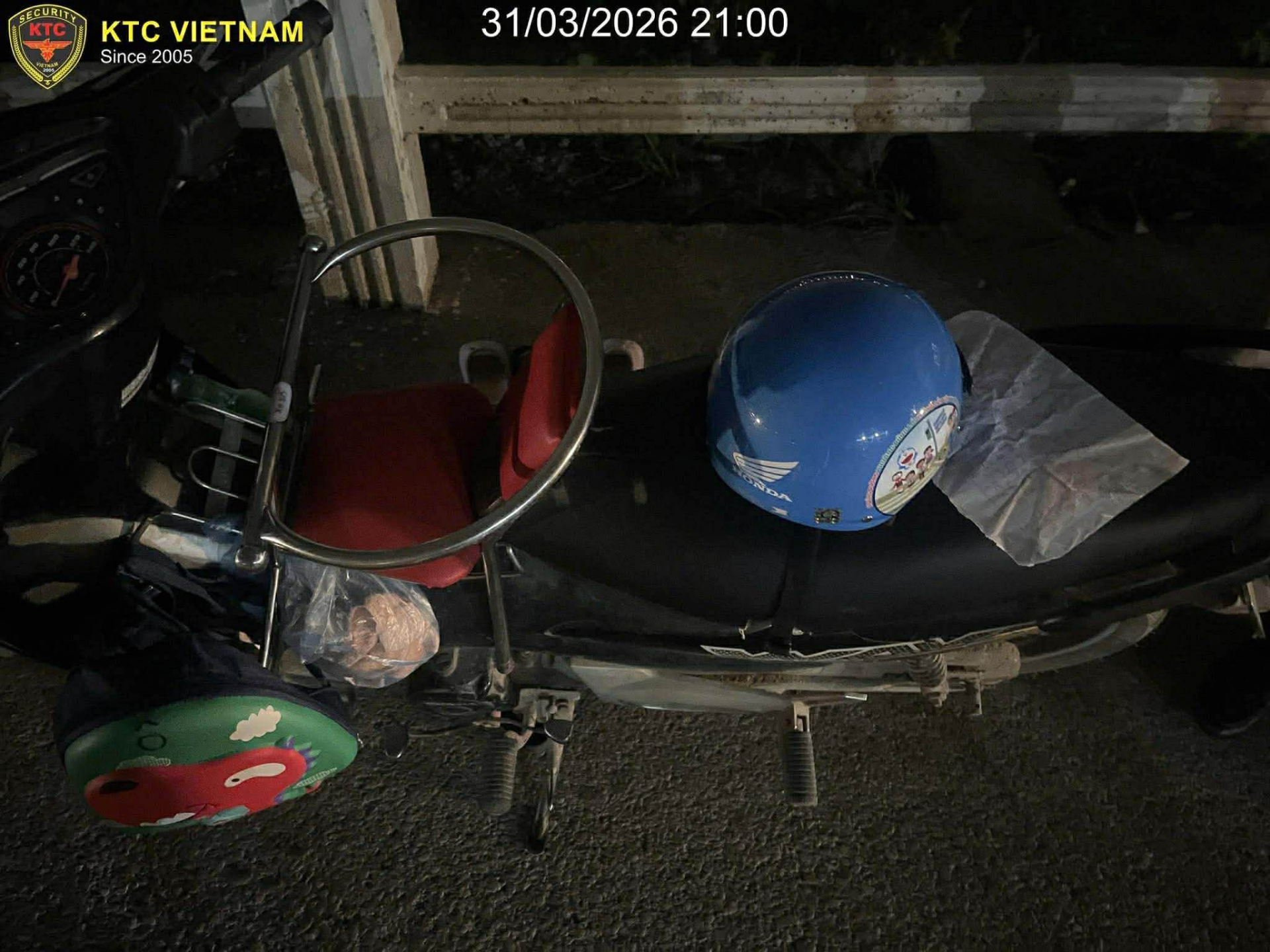 Trước đó, vào tối 31/3, người dân địa phương phát hiện một xe máy mang biển kiểm soát Hưng Yên cùng một số vật dụng cá nhân bị bỏ lại tại khu vực cống Xuân Quan. Cùng với đó là một bức thư để lại, trong đó thể hiện tâm trạng bế tắc và nhắc đến những mâu thuẫn kéo dài trong cuộc sống gia đình. 
