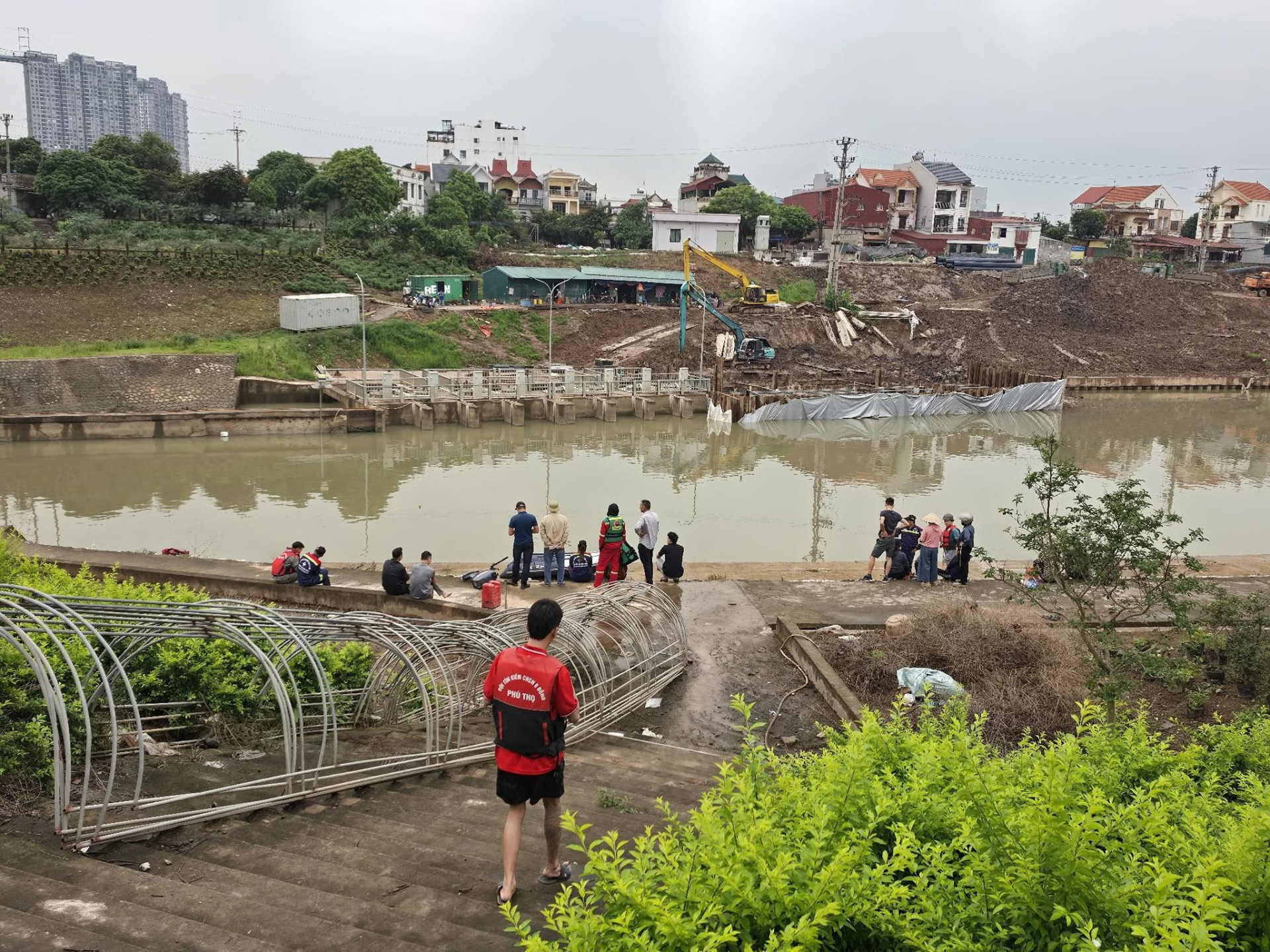 Gia đình cho biết giữa hai vợ chồng từng phát sinh nhiều mâu thuẫn, sau đó đã ly hôn vào đầu năm 2026. Gần đây, người thân phản ánh chị tiếp tục chịu áp lực và bị quấy rối sau ly hôn.