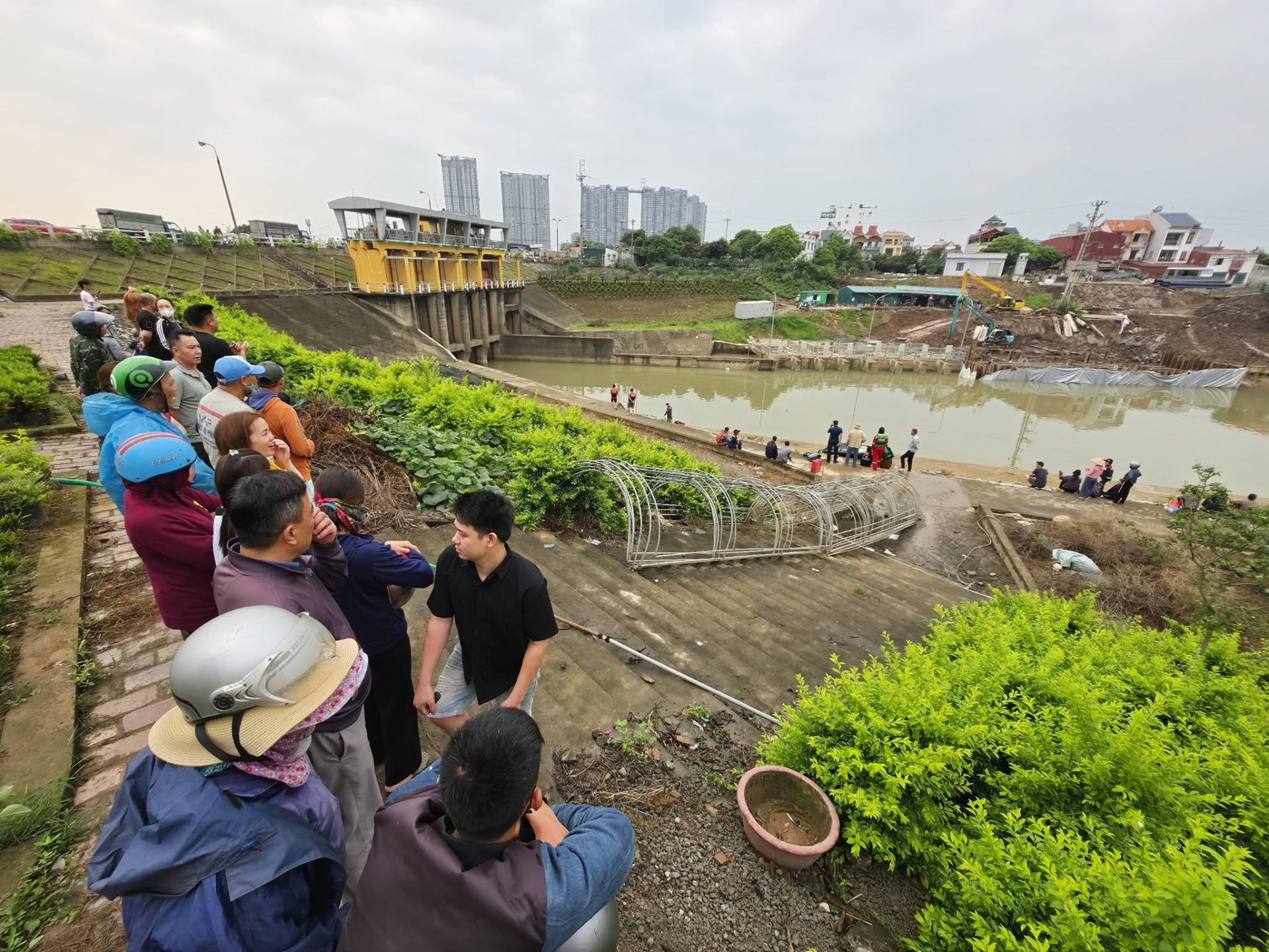 Hiện cơ quan chức năng vẫn đang mở rộng xác minh, đồng thời tiếp tục tìm kiếm dọc khu vực sông Hồng để làm rõ vụ việc.