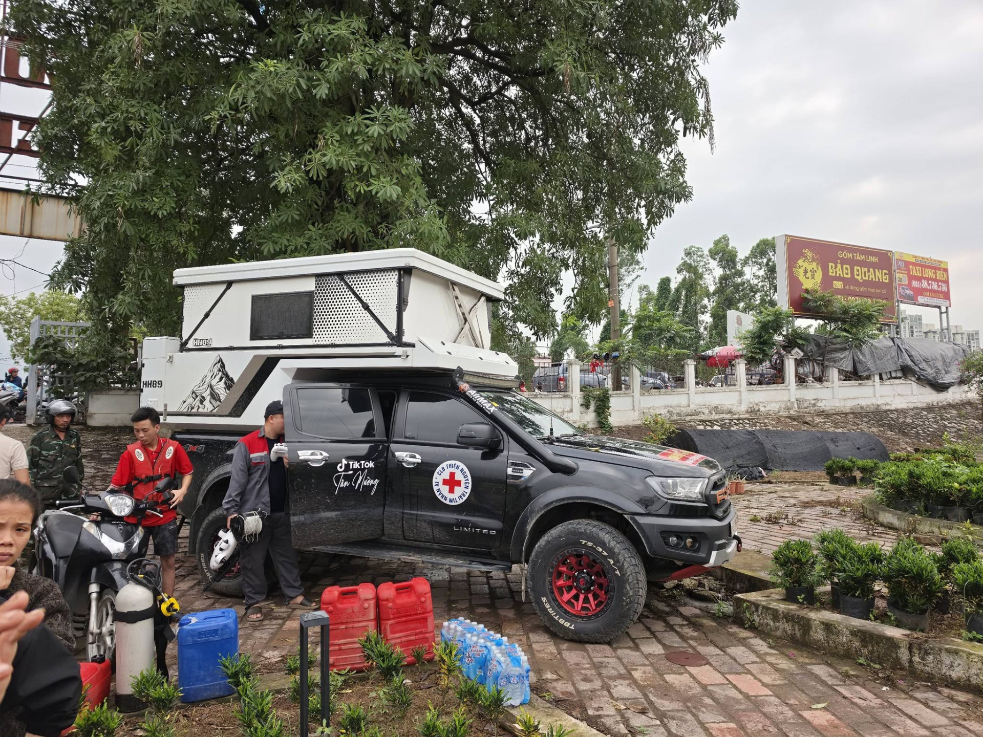 Theo VTC News, người phụ nữ liên quan là chị P.T.T., sinh năm 1997, quê ở Hưng Yên. Chị kết hôn năm 2019 và có hai con nhỏ, một bé gái 6 tuổi và một bé trai 4 tuổi.