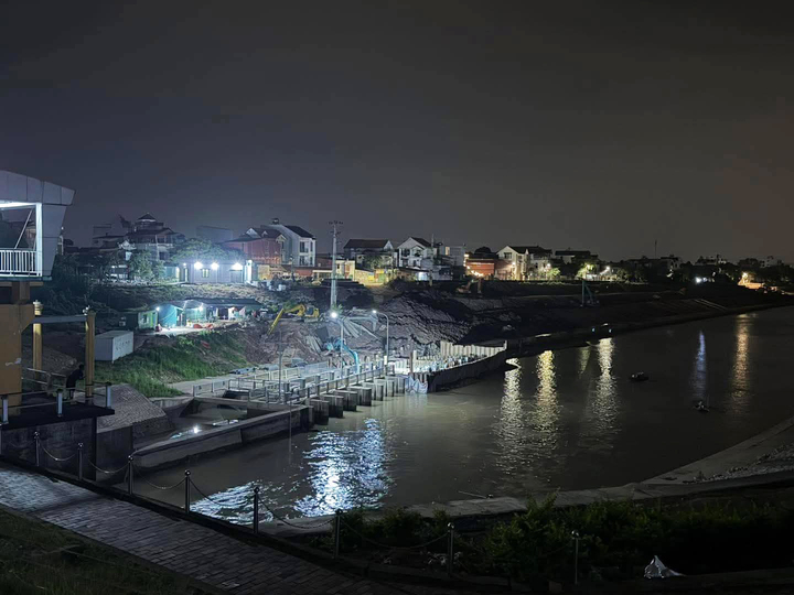 Hiện trường trong đêm tìm kiếm 3 mẹ con nghi nhảy sông Hồng ở Hưng Yên