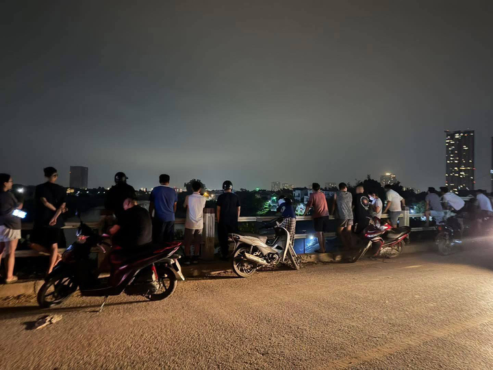 Theo thông tin từ chính quyền địa phương trên VTC News, 3 mẹ con không phải người sinh sống tại khu vực xảy ra vụ việc mà từ nơi khác đến. Ngay sau khi tiếp nhận tin báo, công an cùng lực lượng hỗ trợ cứu hộ đã khẩn trương triển khai phương án tìm kiếm trên sông và tại các khu vực lân cận.