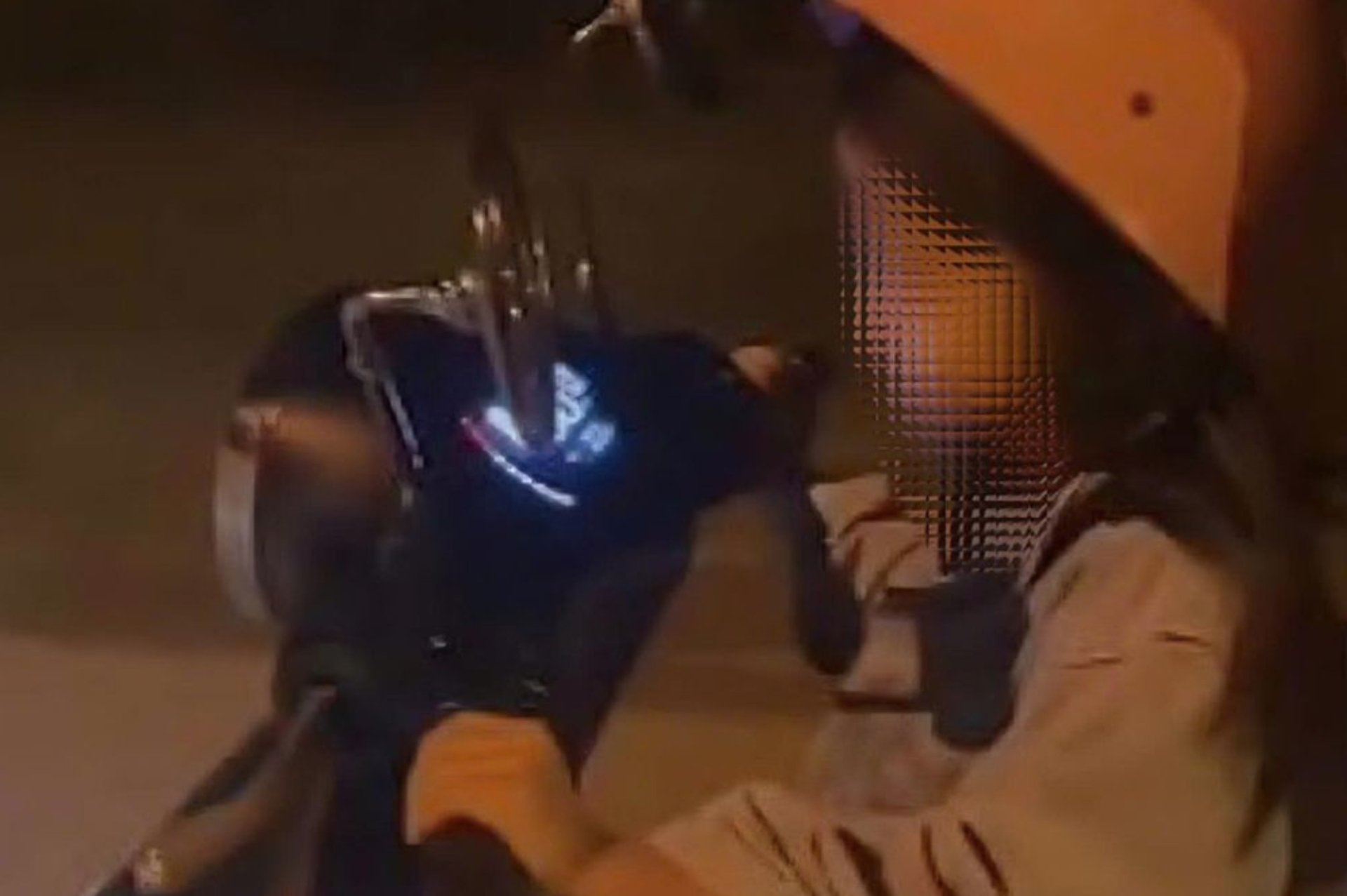 Hình ảnh bé gái 5 tuổi điều khiển xe máy được người dân ghi lại, lan truyền trên mạng xã hội. (Ảnh: VietNamNet)